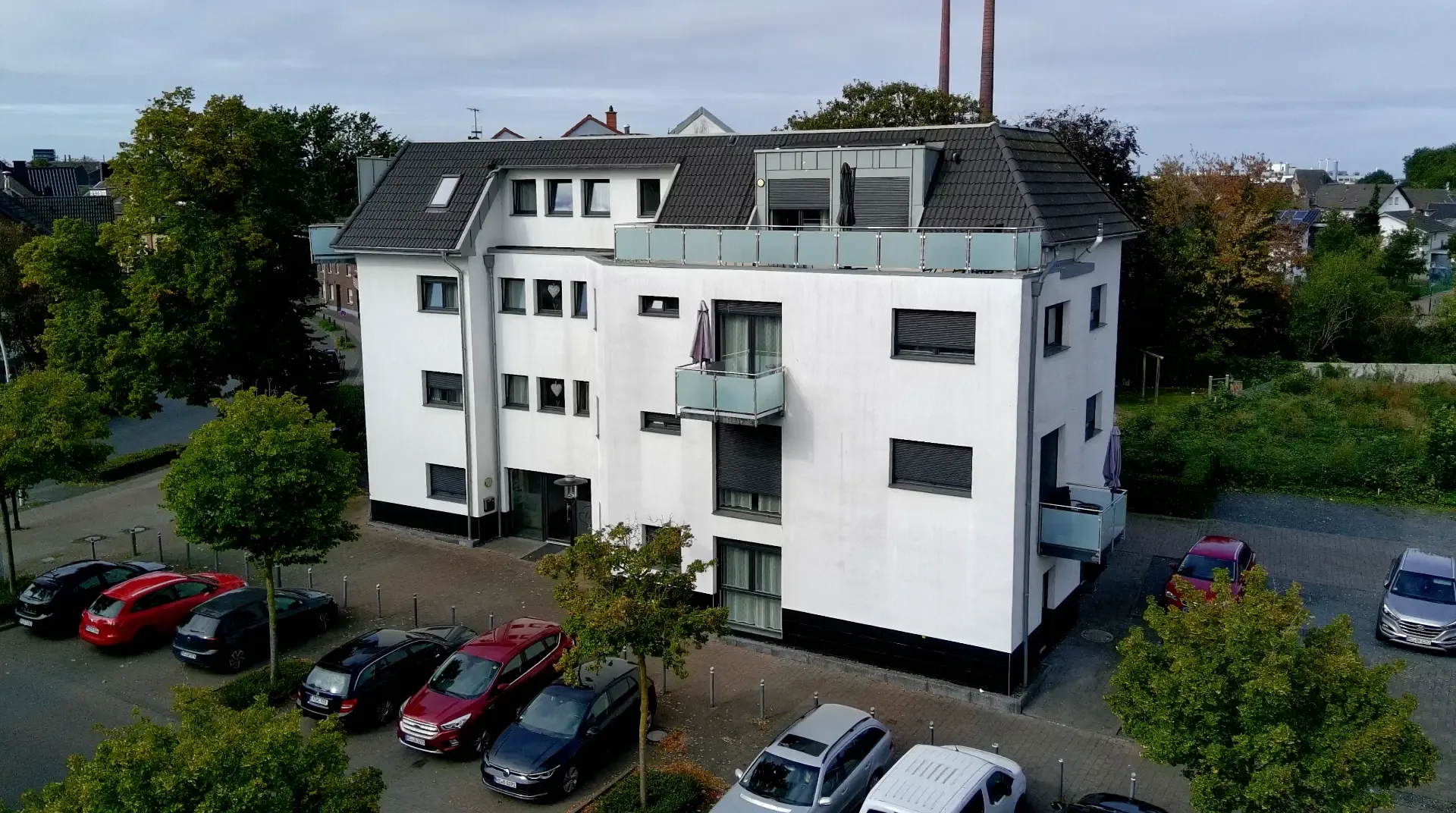 Luftaufnahme des Apartmenthauses Cloud 7 II in Heinsberg-Oberbruch mit Dachterrasse und Parkplatz