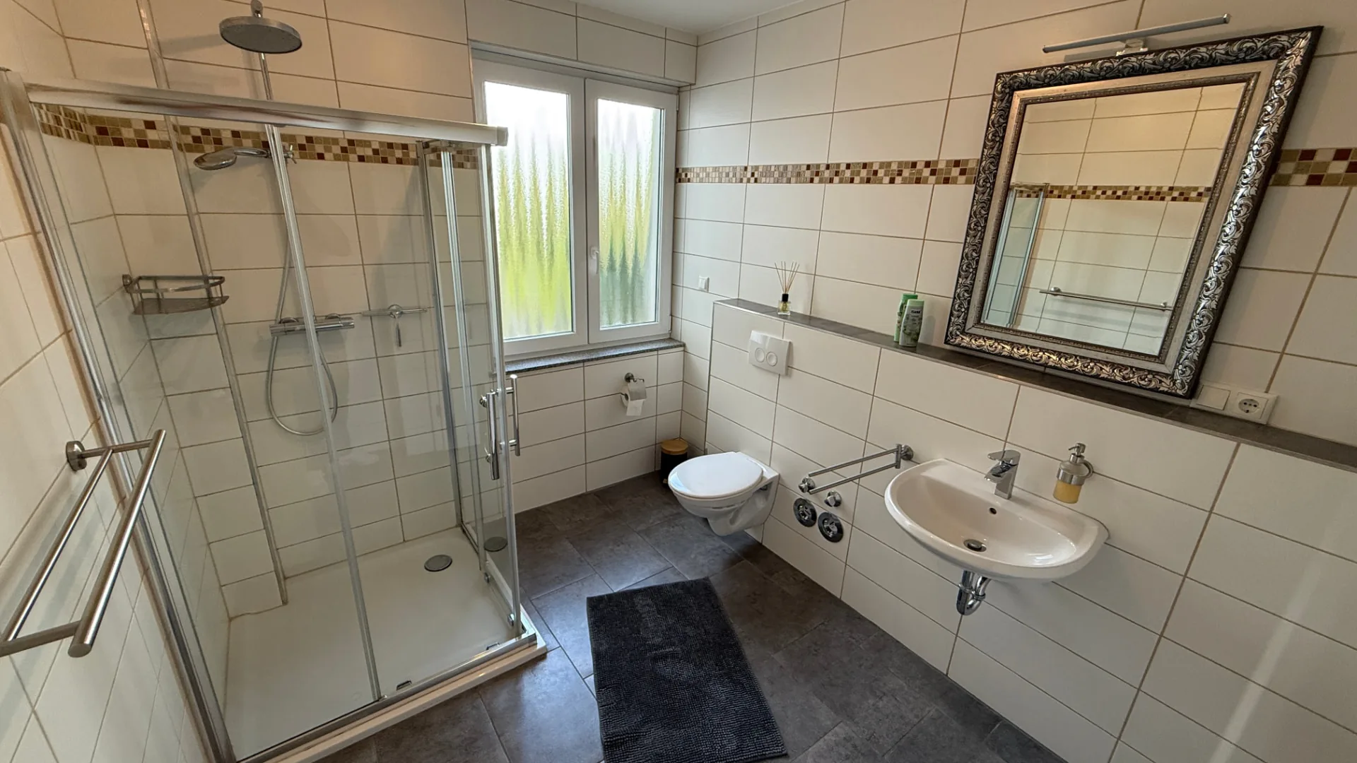 Modernes Badezimmer mit ebenerdiger Dusche