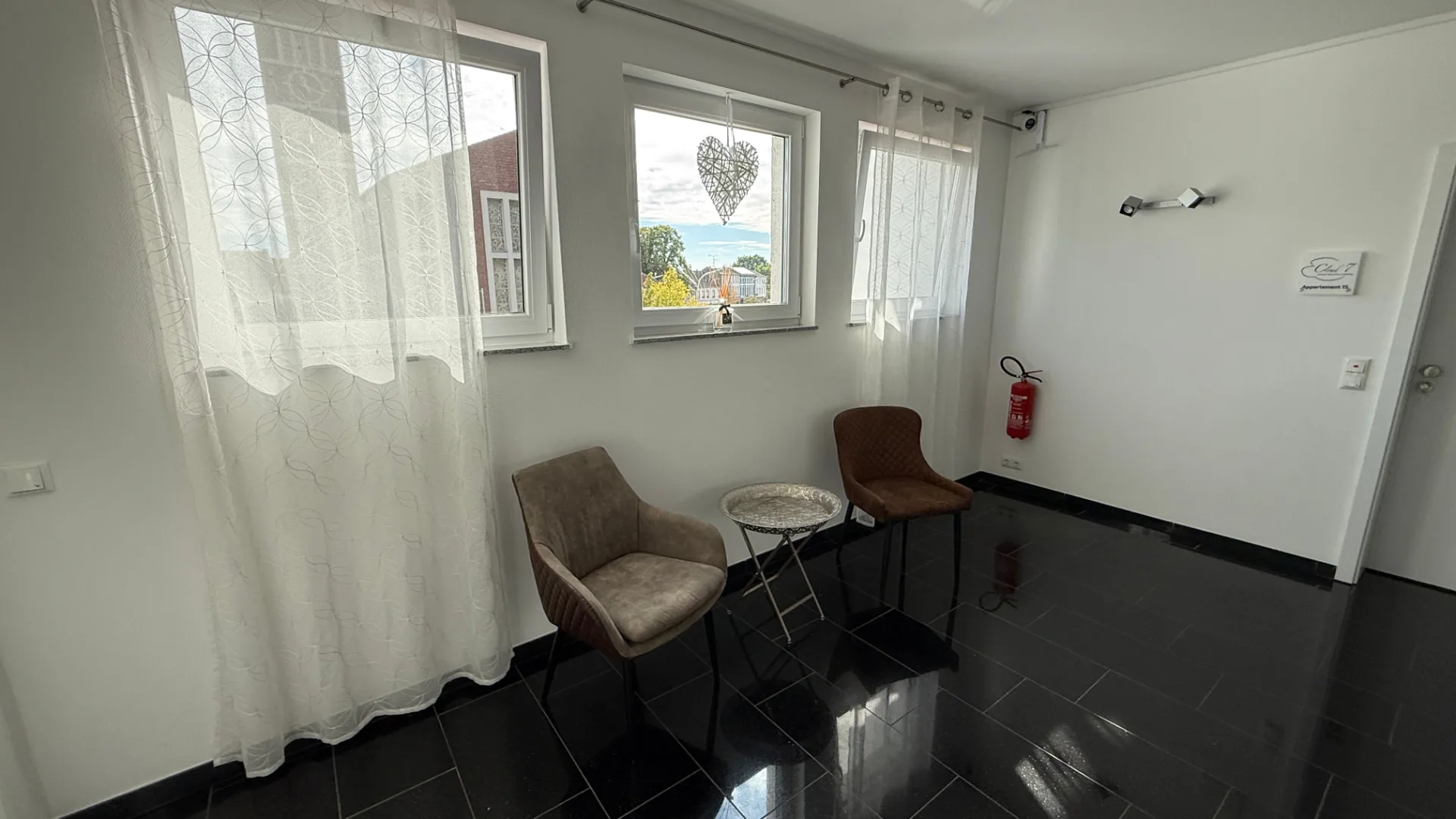 Ruiger Sitzbereich im Eingangsbereich des Cloud 7 Apartmenthauses