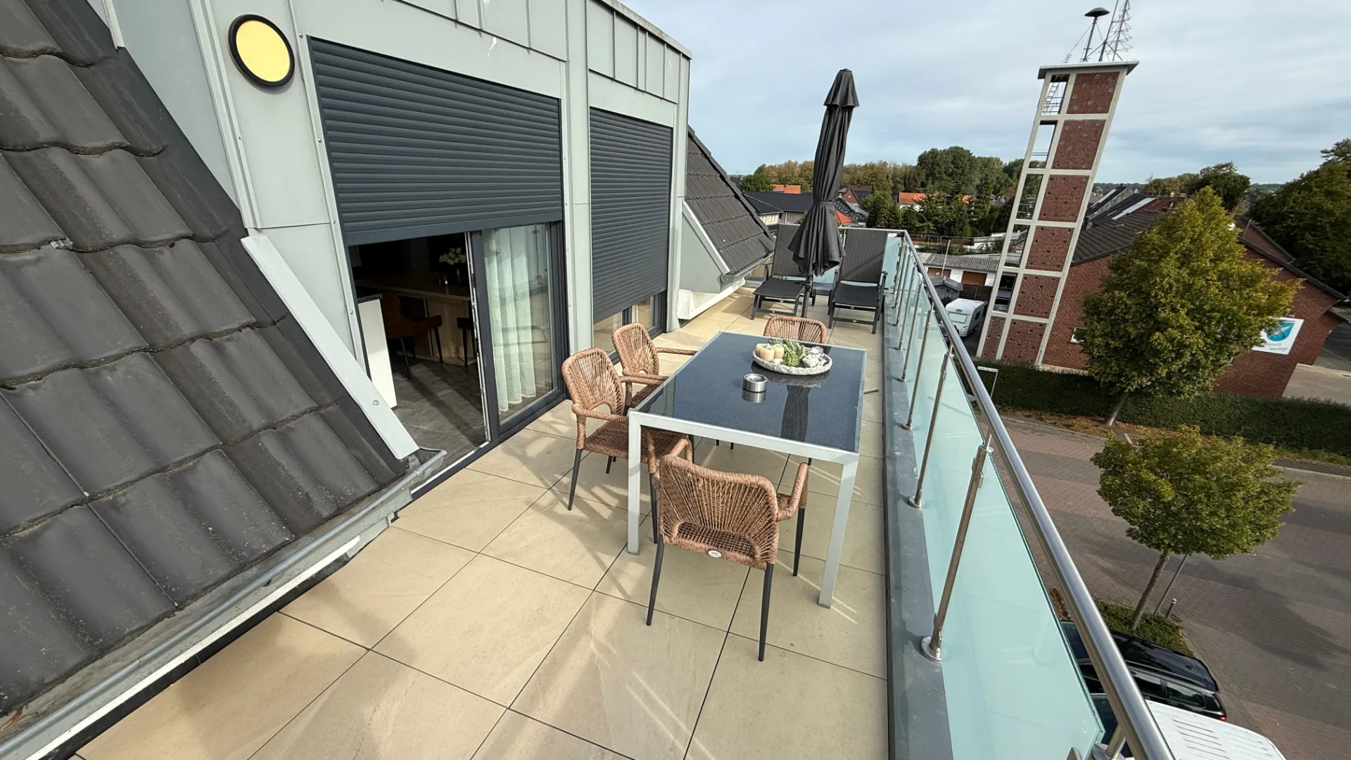 Dachterrasse mit Glasgeländer, Sitzgruppe und Blick über Oberbruch