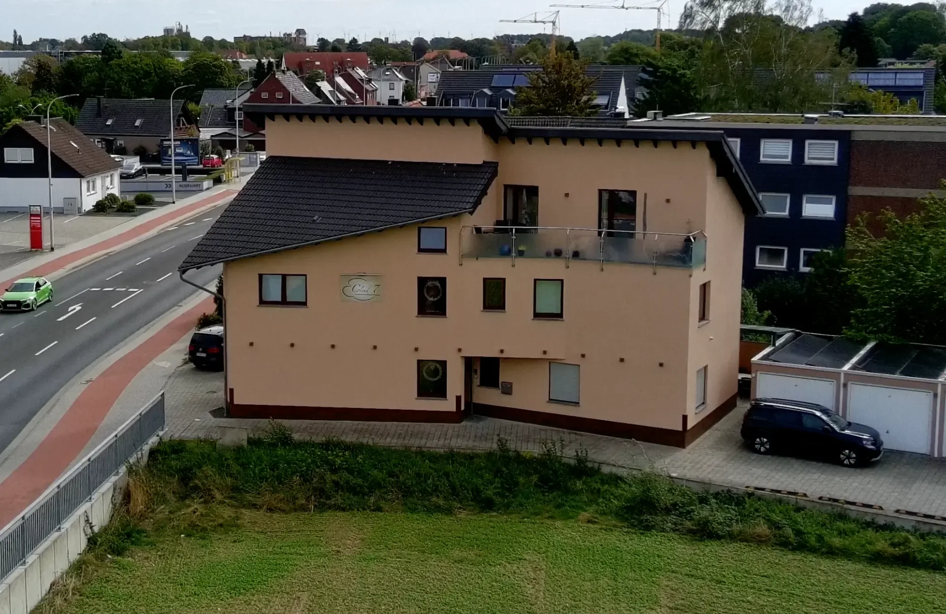 Luftaufnahme des Apartmenthauses Cloud 7 an der Karl-Arnold-Straße in Heinsberg
