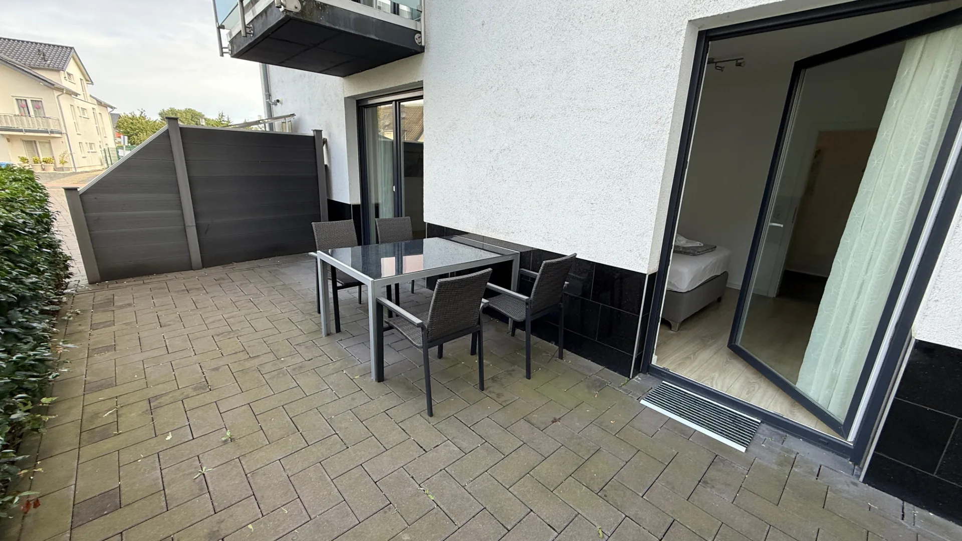 Eigene Terrasse mit Sitzgruppe am Erdgeschoss-Apartment