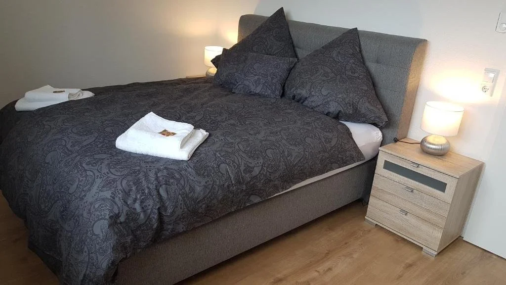 Wohnbereich eines Cloud 7 Apartments mit Sofa und Fernseher